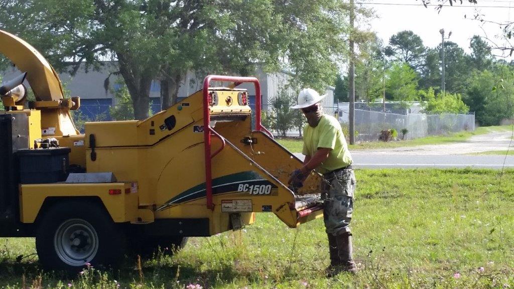 08 Wood Chipper accepts up to 14 inch limbs or trunk